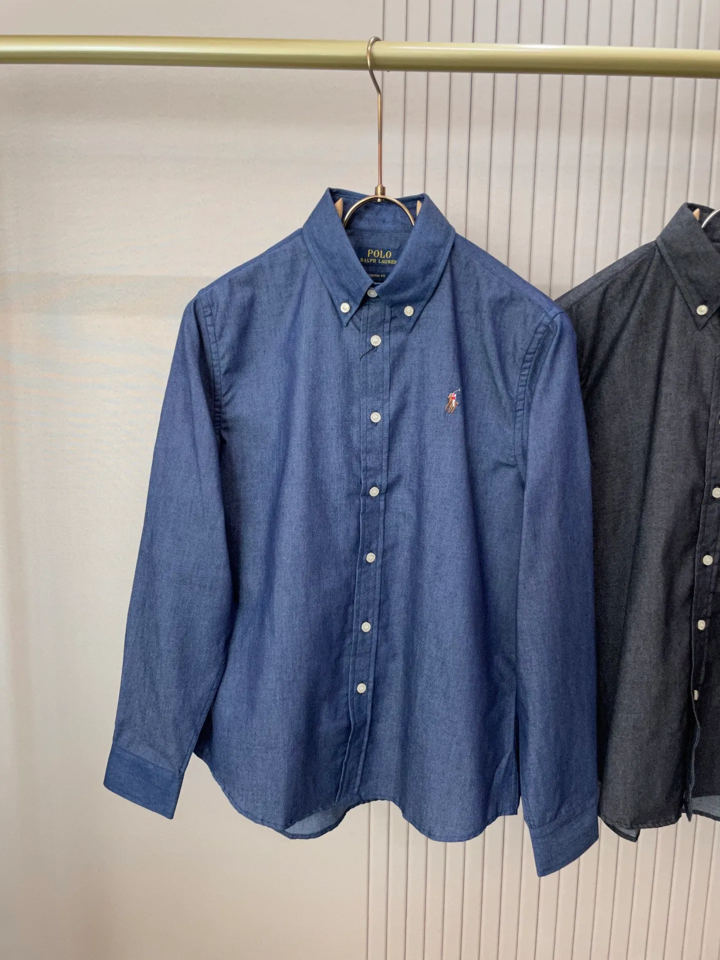 P220 🌸🌸🌸 POLO Ralph Lauren [High Quality] Classic shirt! Classic casual shirt made of pure cotton fabric with unique design, simple, clean and classic version design. It is a versatile style that can be switched at will. The fabric feels soft and delicate, highly moisture-absorbent and breathable. It is close to the skin and comfortable to wear. It can be worn alone or as an inner layer. Its versatile performance is beyond your imagination! The upper body of the ready-to-wear is simple and classic yet elegant! Size:M-XXL